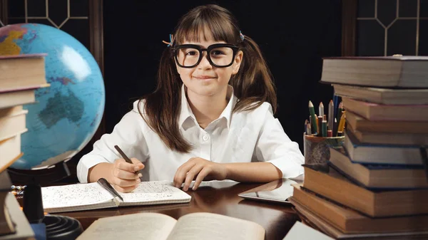 Portret van slimme schoolmeisje — Stockfoto