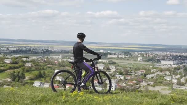 Man rijdt fiets op de top van stad — Stockvideo