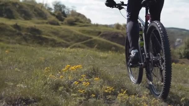 Hombre montar bicicleta — Vídeos de Stock