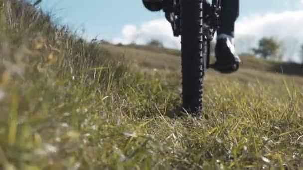 Man Riding Bicicleta Montanha Grass Hill — Vídeo de Stock