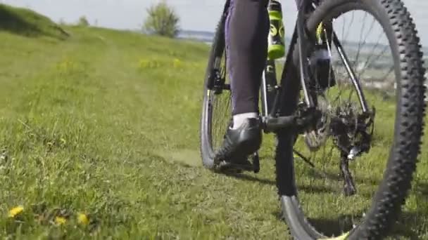 Człowiek jazda na rowerze — Wideo stockowe