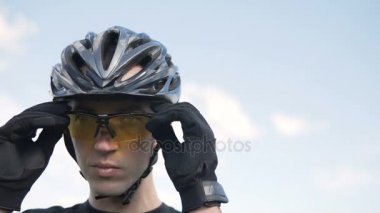 Motorcu sarı güneş gözlüğü takıyor