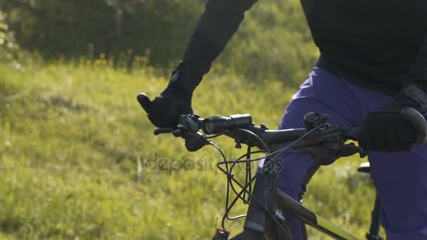 Férfi lovaglás kerékpár — Stock videók