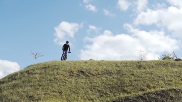 Bicicleta de passeio de homem no topo da cidade — Vídeo de Stock