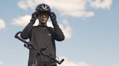 Motorcu sarı güneş gözlüğü takıyor