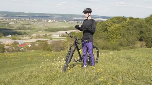 バイクに乗る人は黄色のサングラスを着ています。 — ストック動画