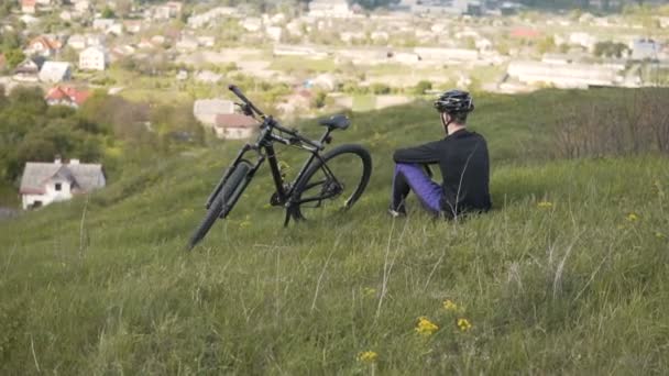 Biker rusten op de bovenkant — Stockvideo