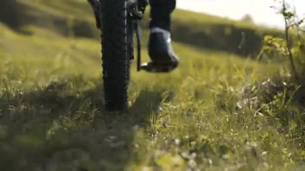 Man rijden fiets — Stockvideo