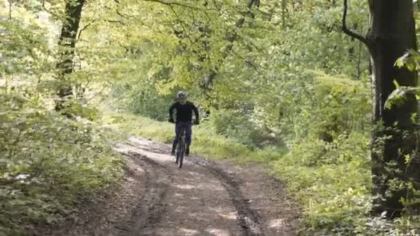 Muž vyjížďky na kole v lese — Stock video