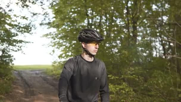 Retrato do ciclista de bicicleta — Vídeo de Stock