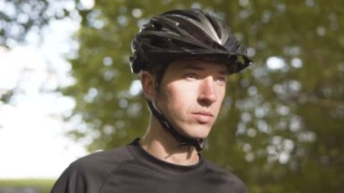 Adam ormanda Bisiklet