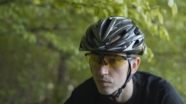 Ormandaki adam Rides Bisiklet
