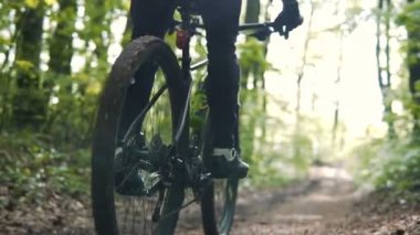 Ormandaki adam Rides Bisiklet