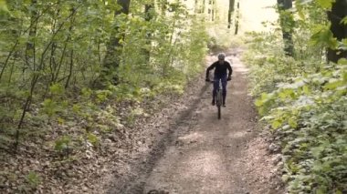 Ormandaki adam Rides Bisiklet