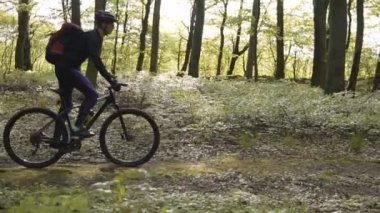 Ormandaki adam backpacked Rides Bisiklet