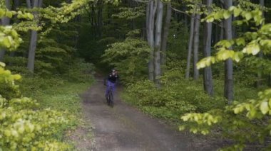 Ormandaki adam backpacked Rides Bisiklet
