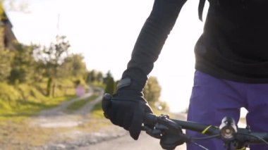 Günbatımı karşı Motorcu