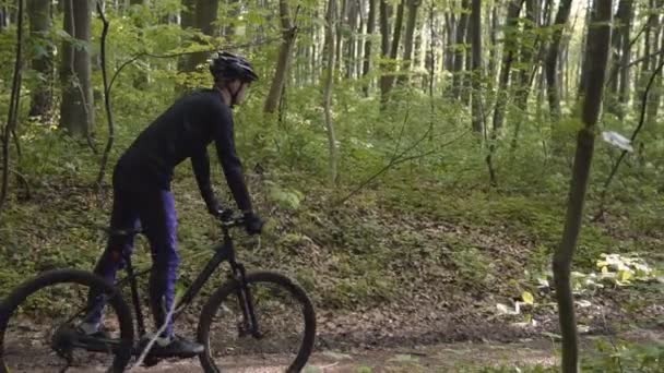 L'uomo va in bicicletta nella foresta — Video Stock
