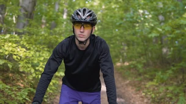 Ormandaki adam Rides Bisiklet — Stok video