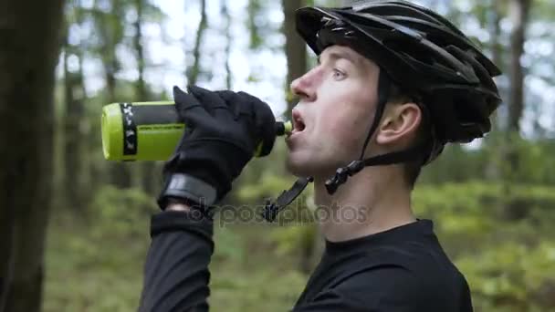 Biker napoje wody z butelki — Wideo stockowe