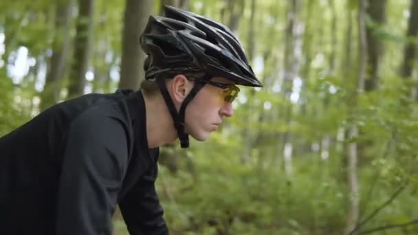 Man rider cykel i skogen — Stockvideo