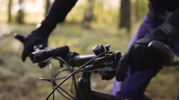 Cyklista v lese — Stock video