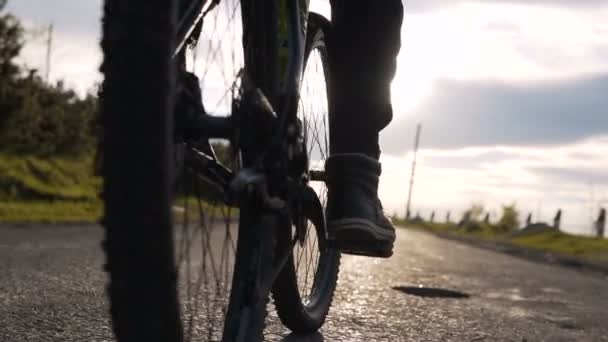 Radfahrer gegen Sonnenuntergang — Stockvideo