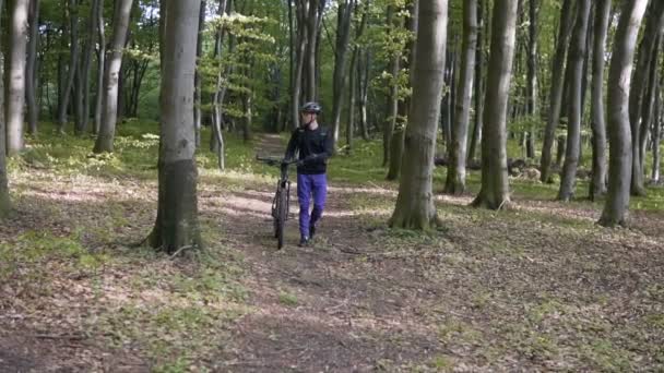 Bosque de caminatas de ciclista con bicicleta — Vídeos de Stock