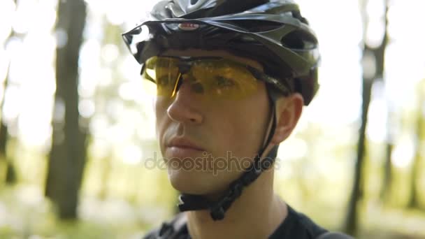 Biker Walks Floresta com bicicleta — Vídeo de Stock
