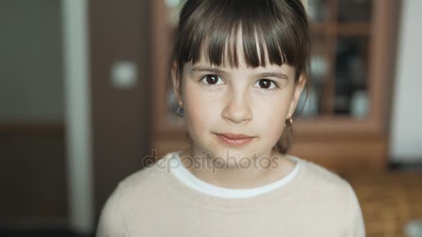 Πορτρέτο του εφήβου χαμογελαστό κορίτσι — Αρχείο Βίντεο