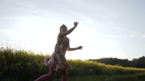 Roztomilá dívka si hraje s Kite — Stock video