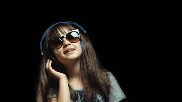 Fiatal aranyos lány fejhallgató és napszemüveg — Stock Fotó