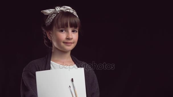 Retrato de artista niña — Vídeo de stock