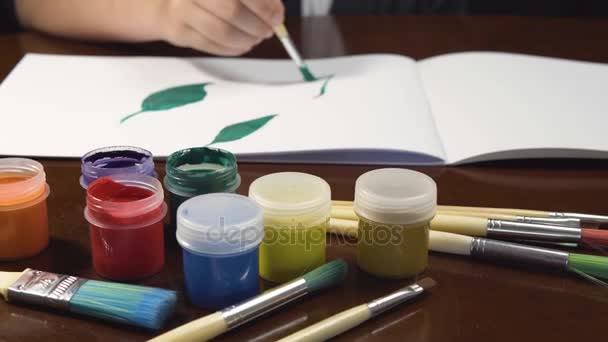 Enfant fille peinture vert feuilles — Video