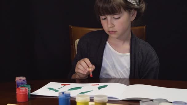 Παιδί κορίτσι ζωγραφική στο λευκό άλμπουμ — Αρχείο Βίντεο