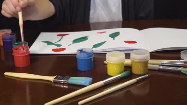 Menina criança pintando flores — Vídeo de Stock