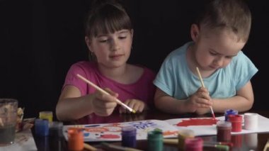 Mutlu tarafından iki çocuk boyama
