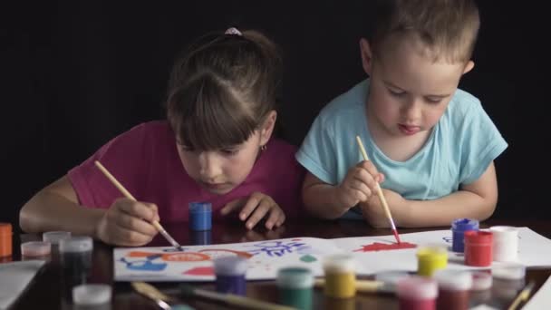 Fröhliches Malen von zwei Kindern — Stockvideo