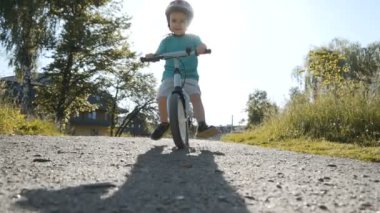 küçük çocuk binicilik bisiklet