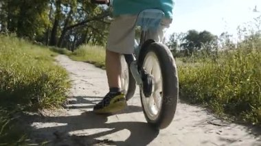 Çocuk parkı bisiklet sürme