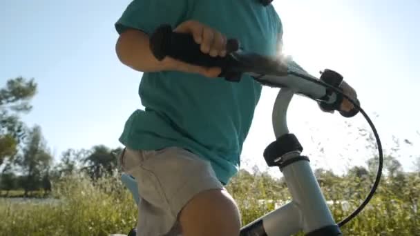 Pequeño niño montar bicicleta — Vídeos de Stock