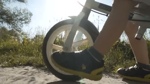 Malý kluk jedoucí na kole — Stock video