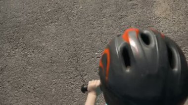 küçük çocuk binicilik bisiklet