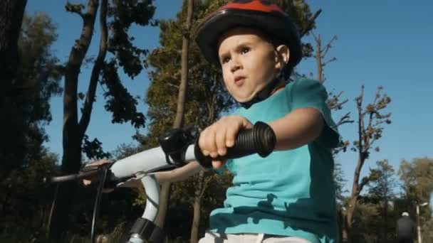 Menino andar de bicicleta — Vídeo de Stock