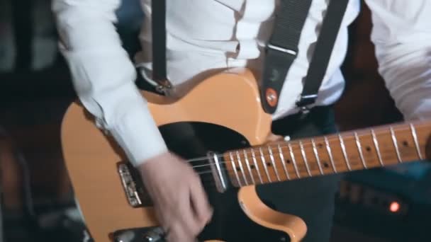 Guitarrista no trabalho — Vídeo de Stock