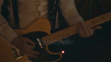 İş yerinde gitarist kadar yakın