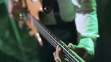Bas gitarist kadar kapatın