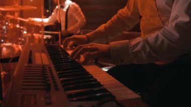 Synthesizer üzerinde oynayan piyanist