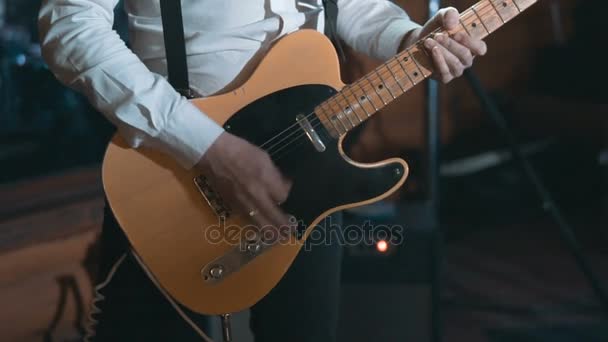 Gitarist op het werk close-up — Stockvideo