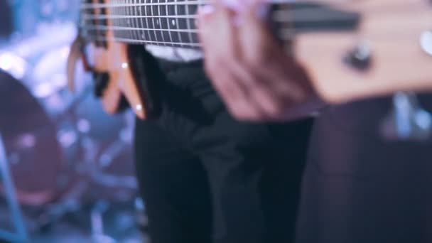 Close-up van bassist — Stockvideo